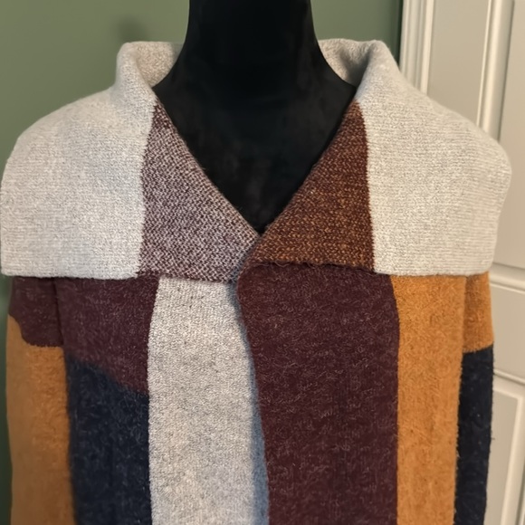 Duster Color Block Sweater - Picture 2 of 8